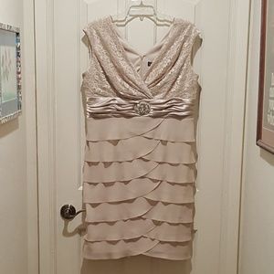 Jessica Howard 16W Lace and Chiffon cream dress